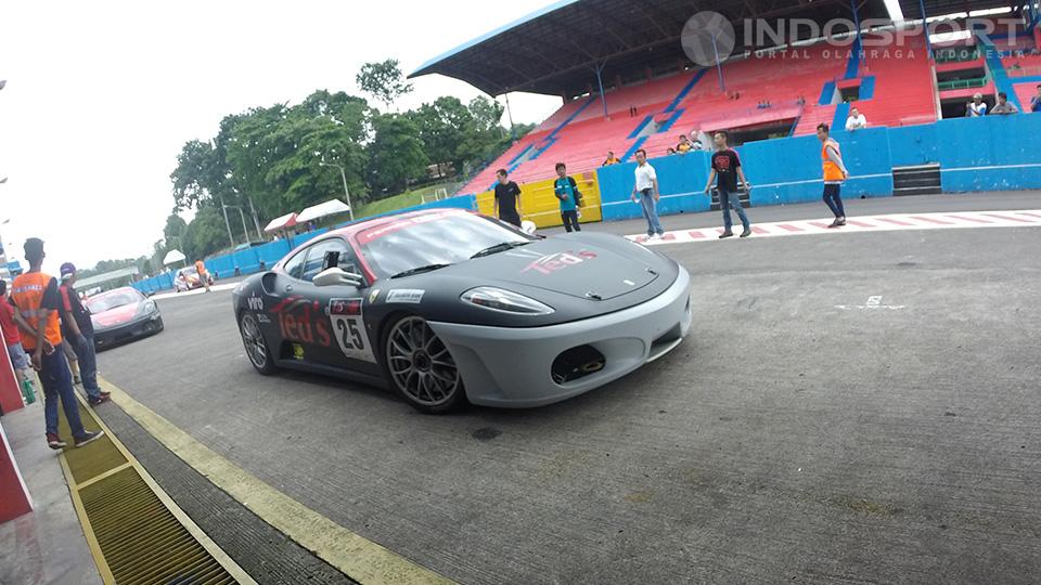 Peserta dengan mobil Ferrari F430 sedang dalam persiapan untuk perlombaan Indonesian Sentul Series of Motorsport 2014 di Sirkuit Sentul, Minggu (30/11/14).